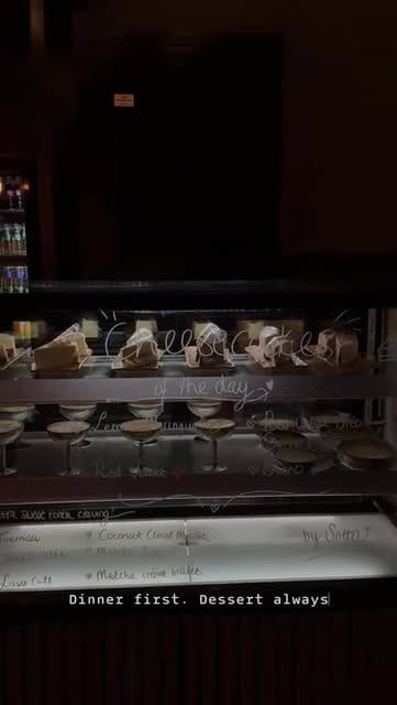 Verlichte vitrine met de desserts van de dag